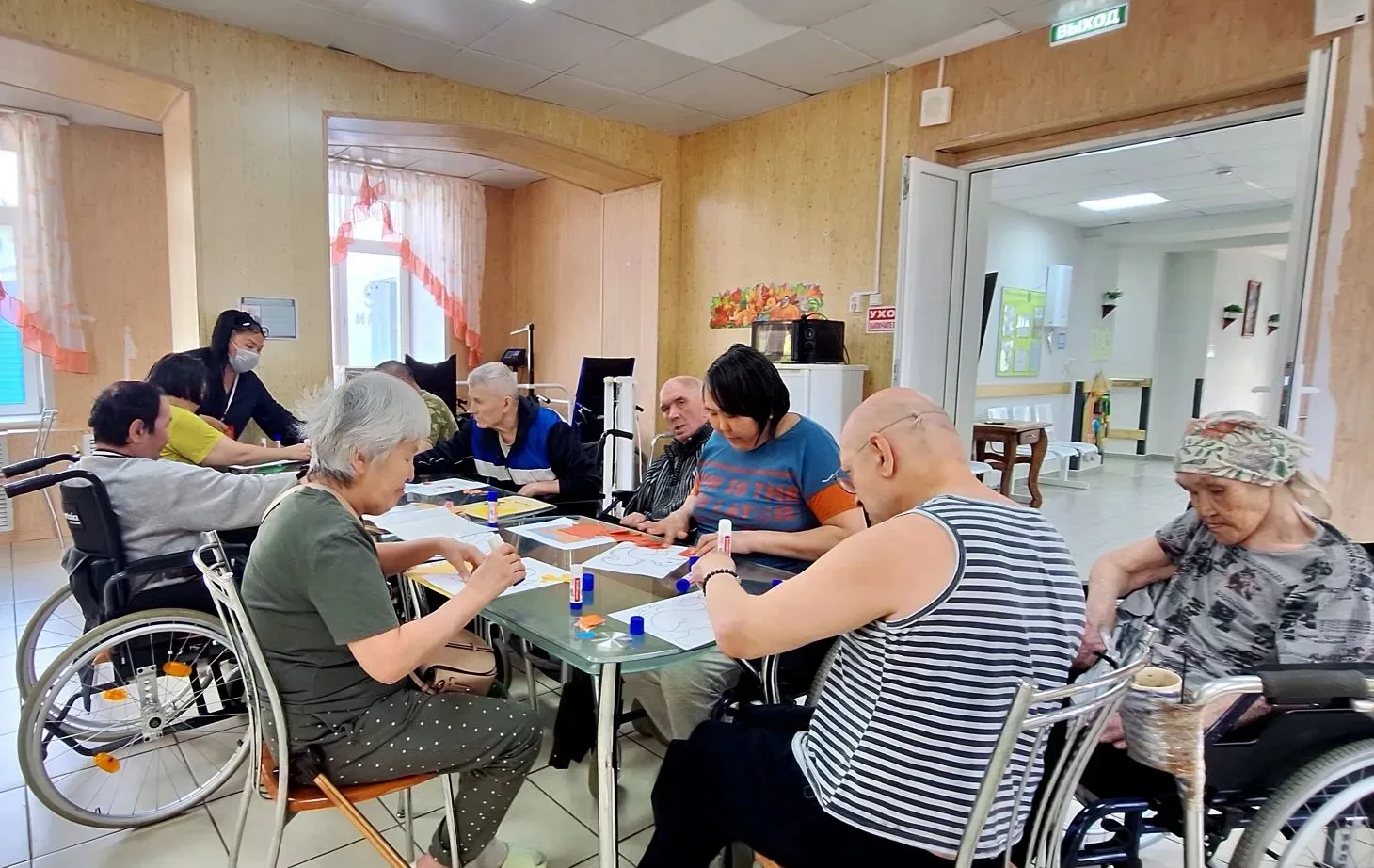 Магия обрывной аппликации 🎨

Сегодня на занятиях мы снова творили с помощью обрывной техники. Это н