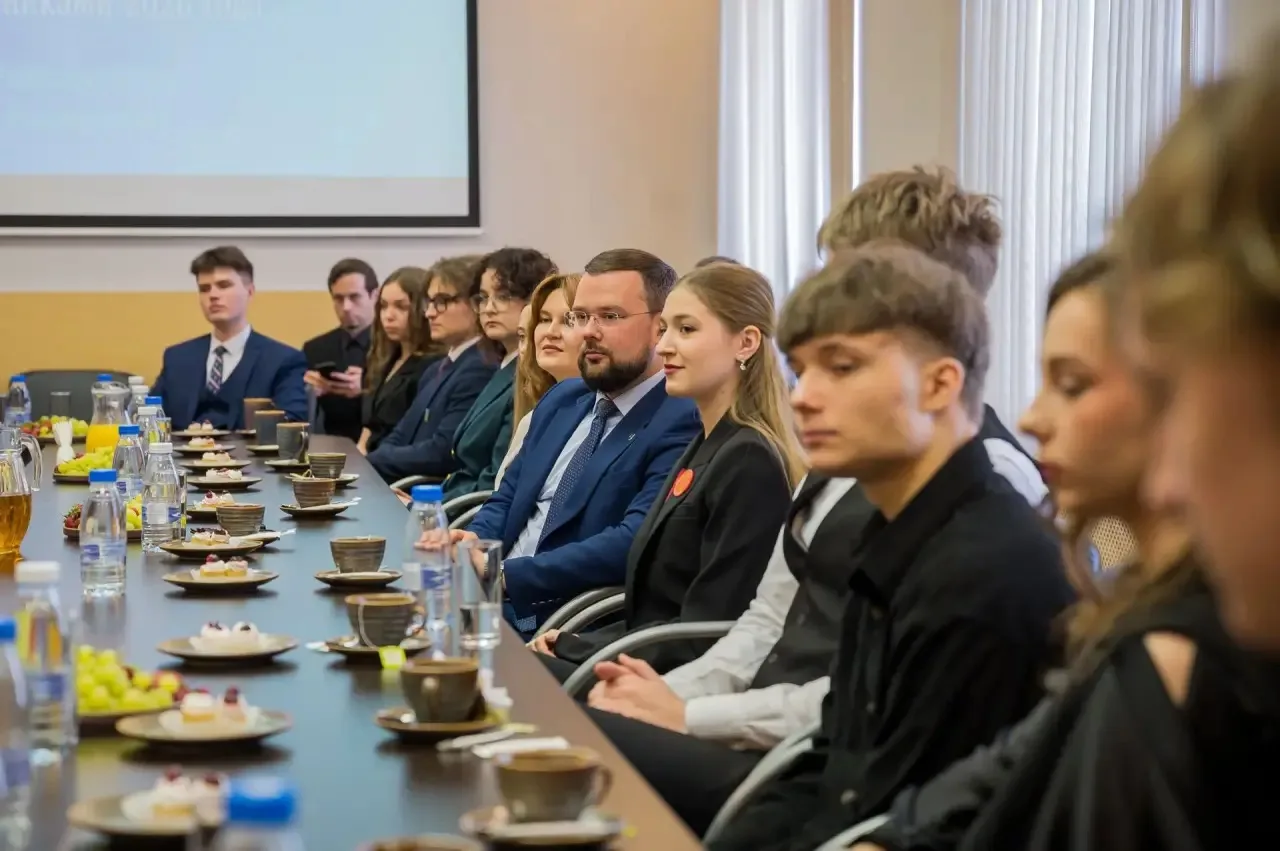 🎓Встретился с лучшими выпускниками города. Потрясающие ребята: олимпиадники, спортсмен...