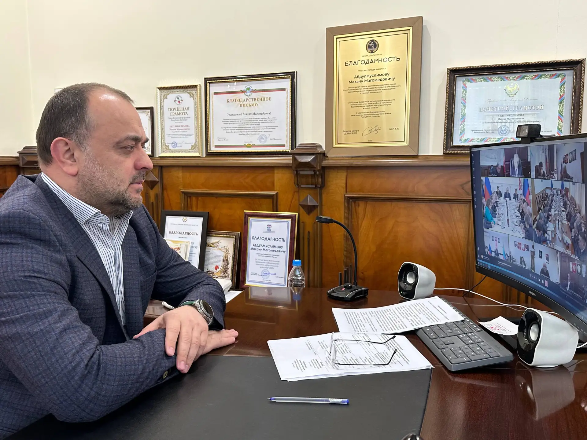 Глава города Махач Абдулмуслимов вместе с заместителем принимает участие в заседании Правительства Р