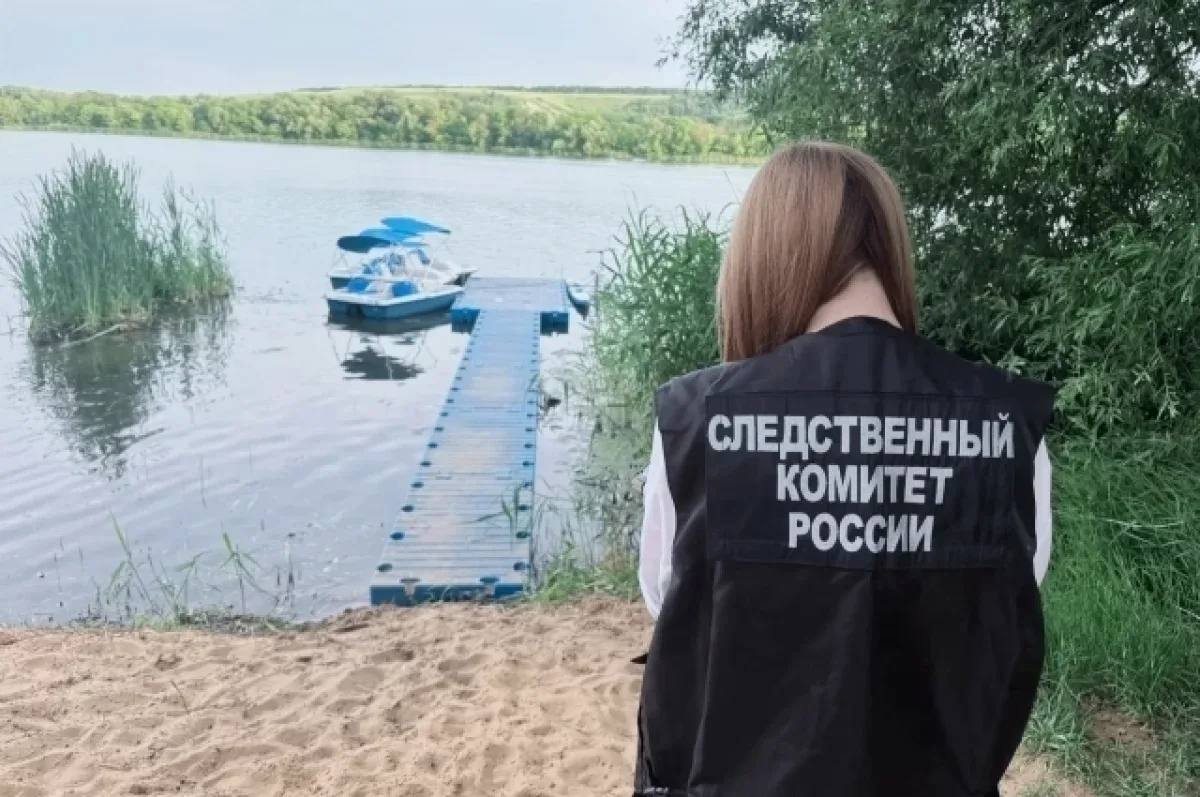 Возбуждено уголовное дело по факту гибели 17-летнего юноши на озере в Лисках Воронежской области.

П