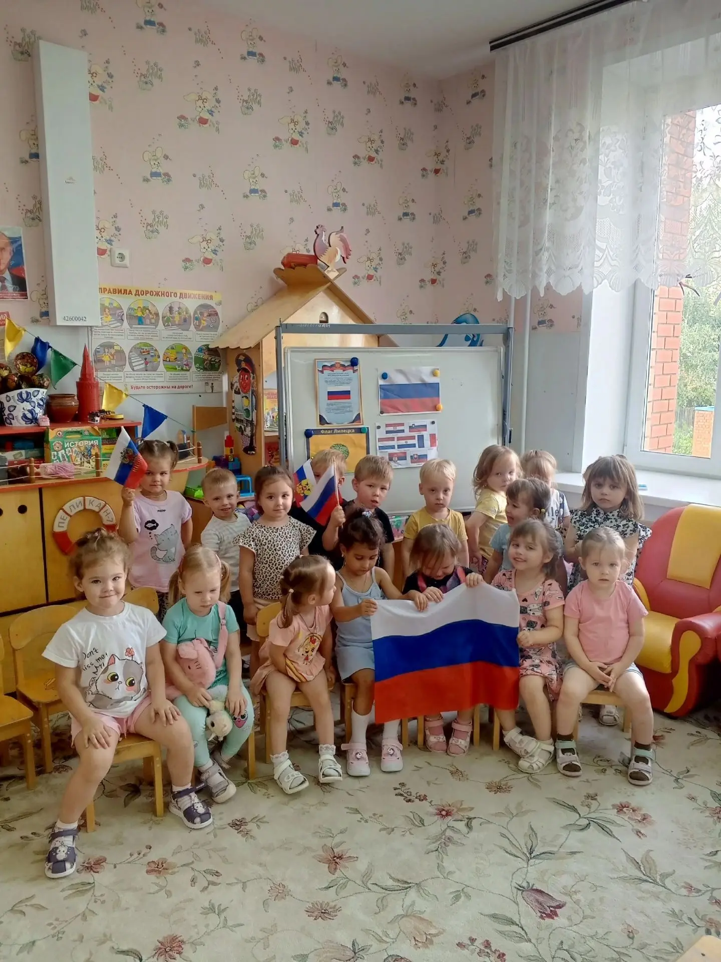 Оказывается, флаги есть не только у стран, но и у городов, и даже у семей! Дети рассмат...