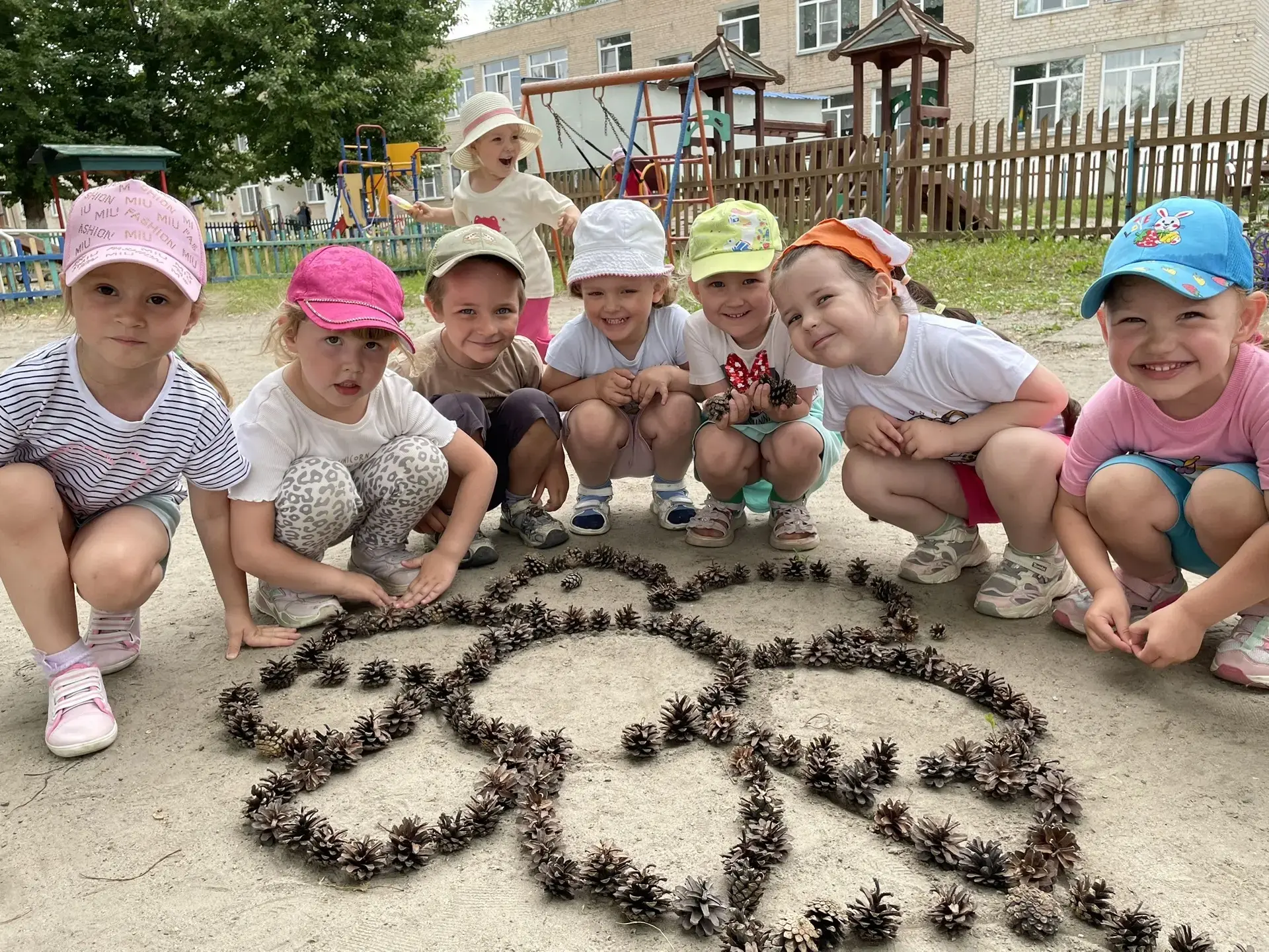 Шишки + Песок + Фантазия = 🌸💫
Наши малыши превратили обычные дары леса в невероятные цветочные ком
