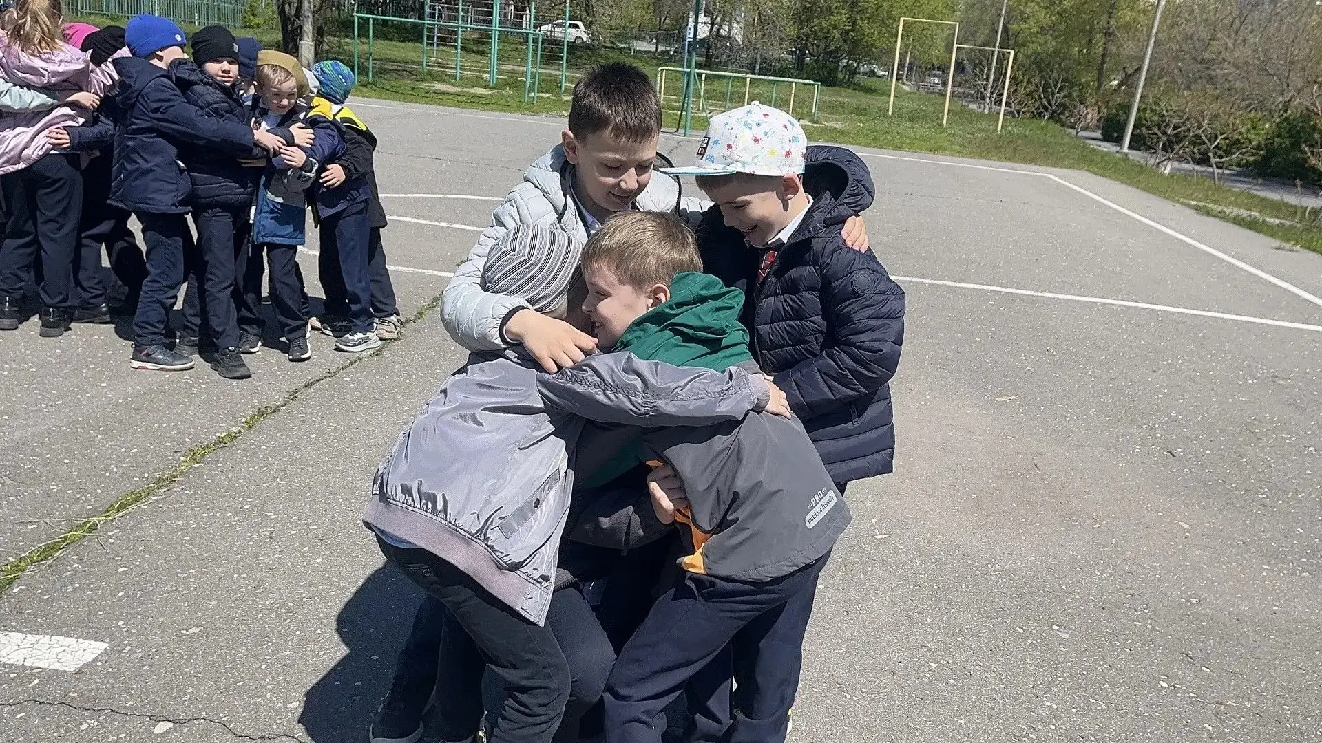 Сегодня солнце на улице всеми силами зазывало 1Б класс гулять, поэтому мы решили отпраздновать день 