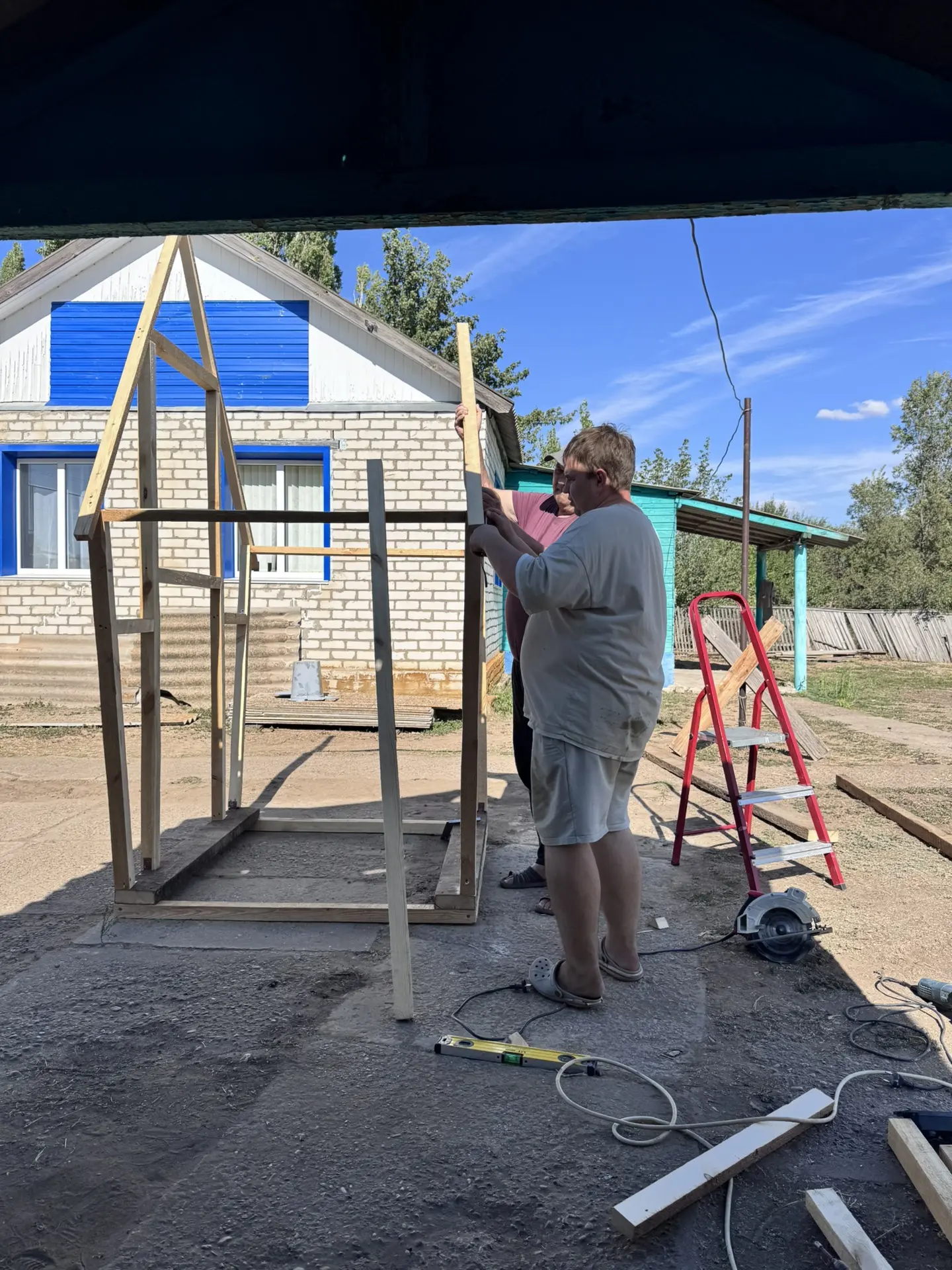 А дело-то движется! И туалет у нас будет царским, не меньше 😄 Димон нарисовал чертеж п...