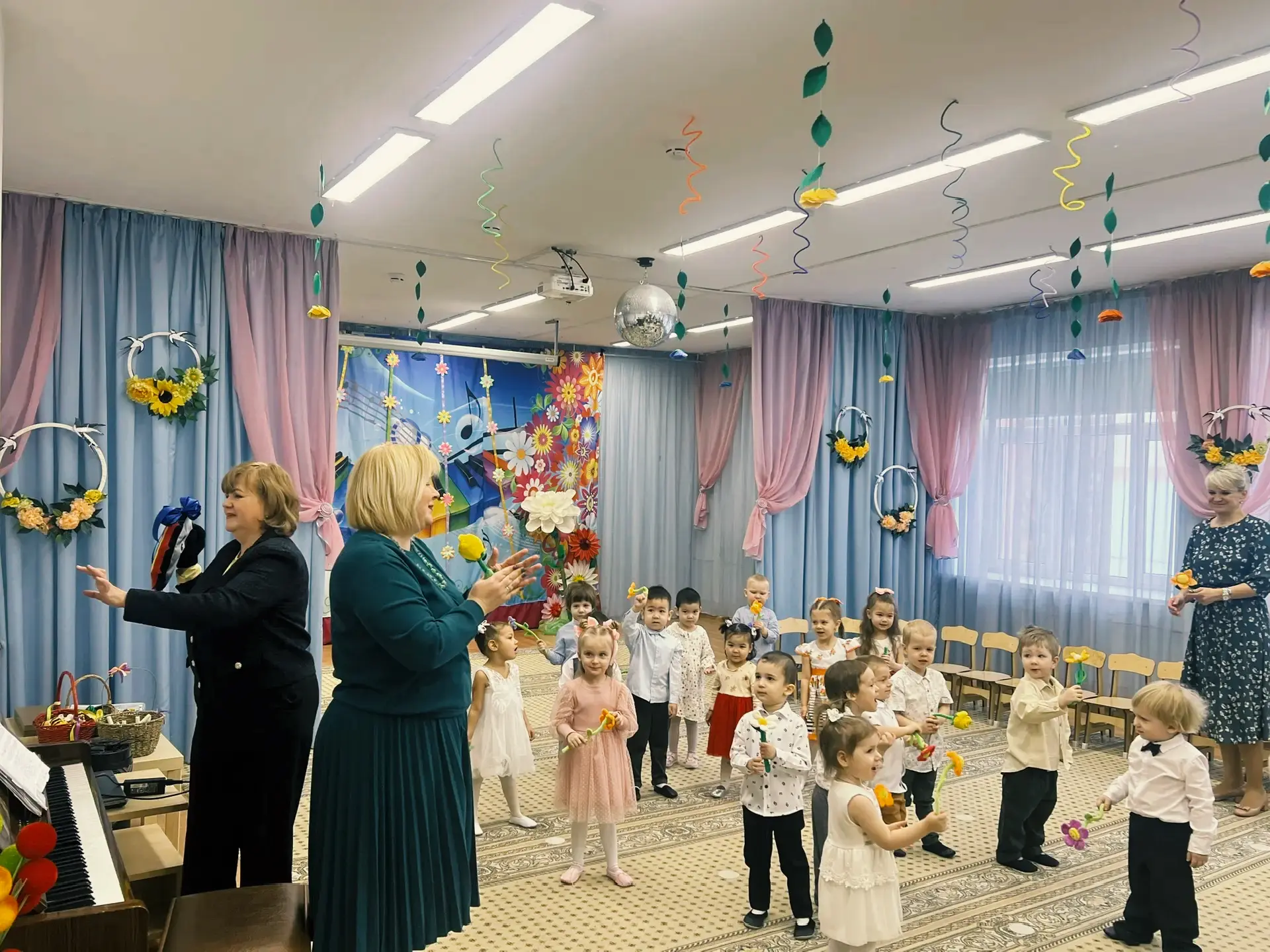 #Дошколята | Корпус 5 встречает весну 🌷  В детском саду прошли праздничные утренники. Маленькие арти