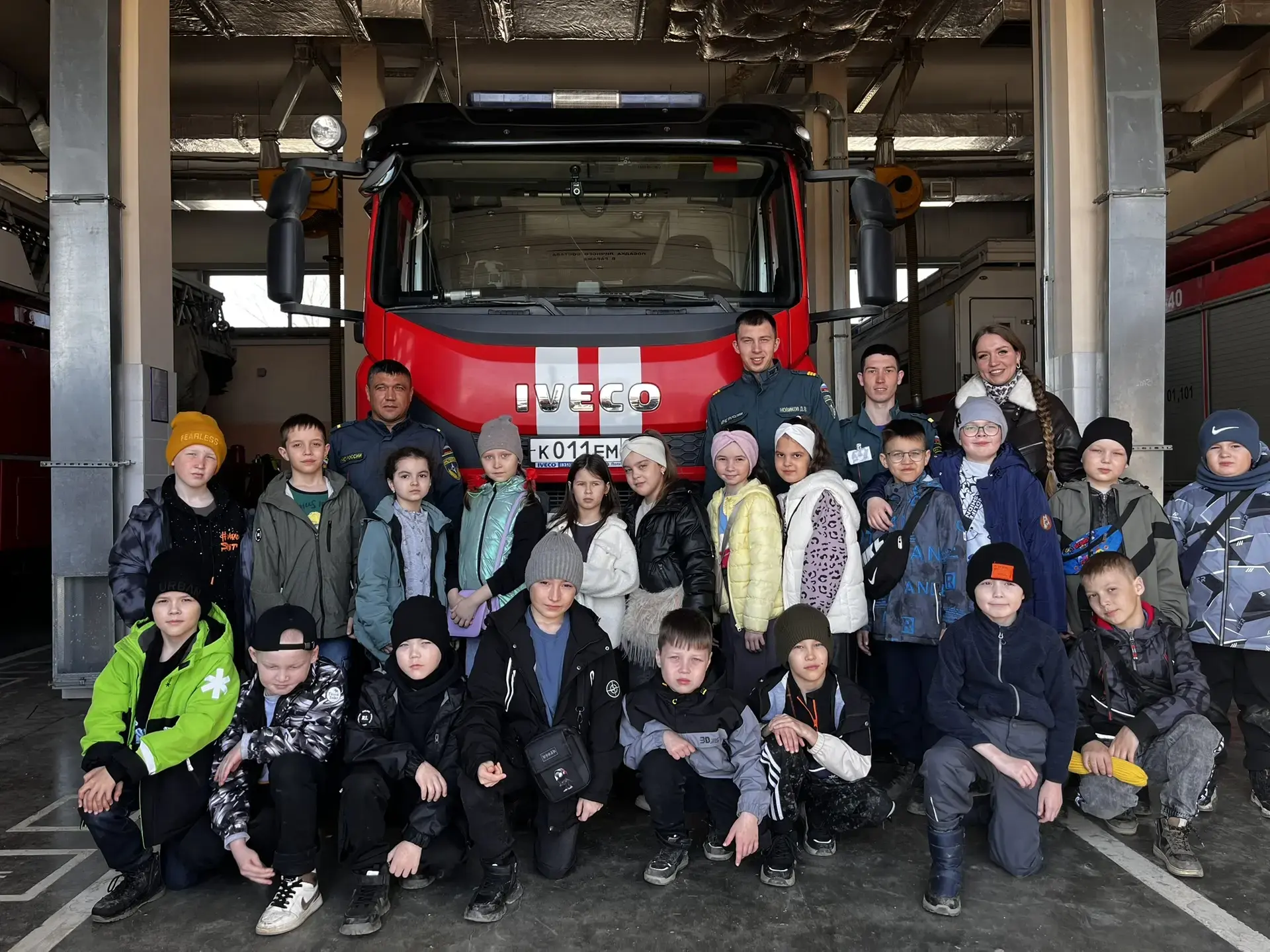 🚒 Весенние каникулы: день в гостях у пожарных!  👩‍🚒На весенних каникулах для учеников 1в, 1п и 2в кл