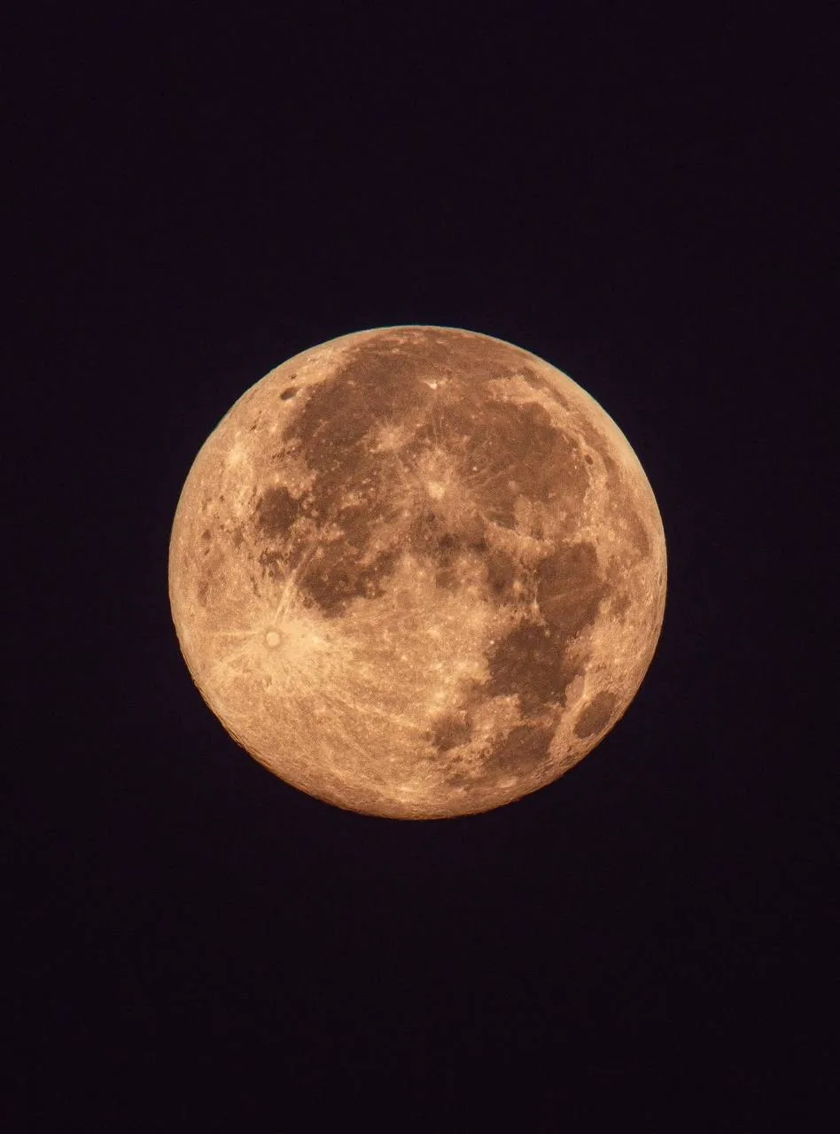 Невероятно крутой снимок полной луны 🌕