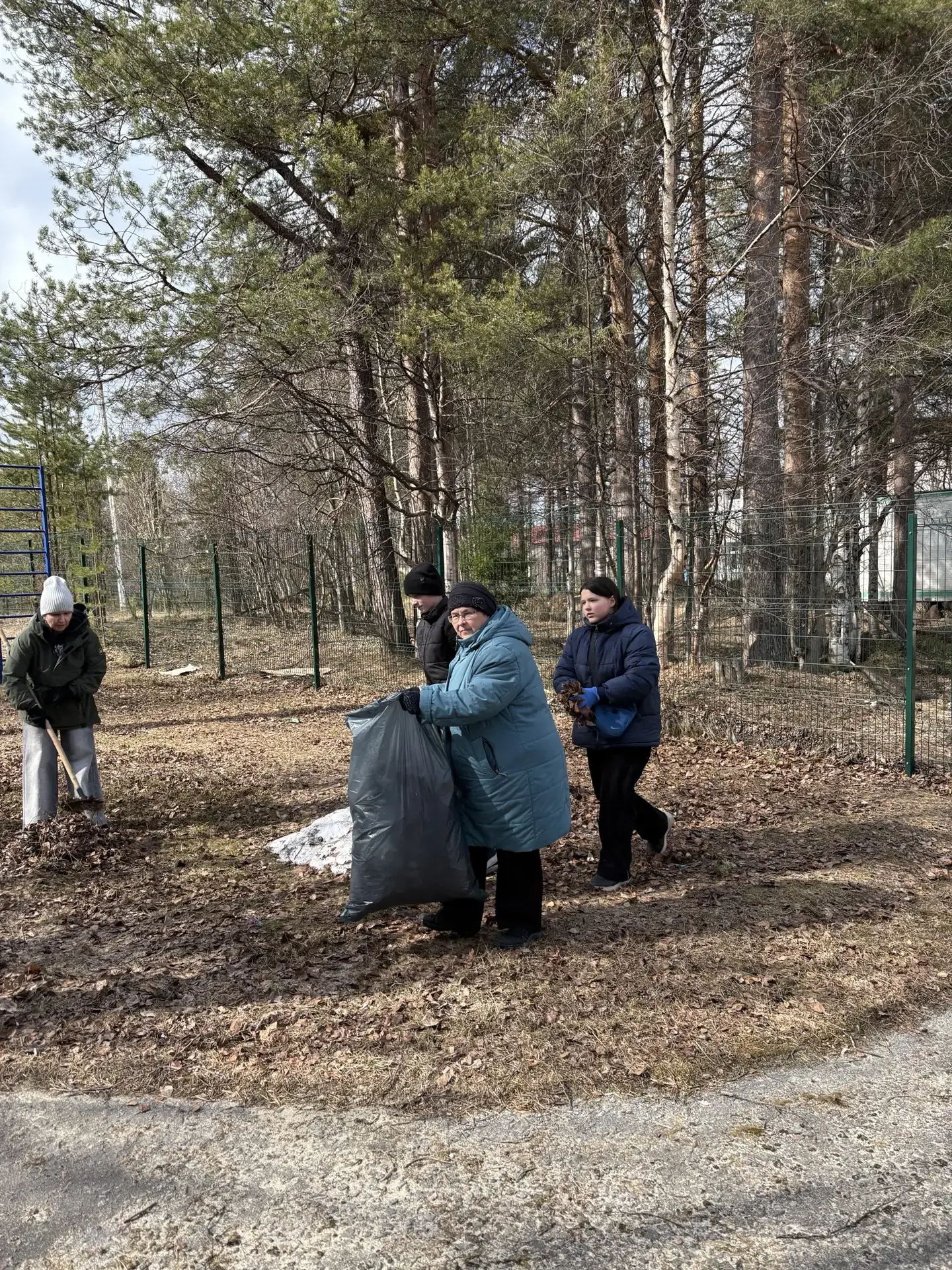 В нашей школе 6 мая 2026 года прошёл традиционный весенний субботник. В уборке территории приняли ак