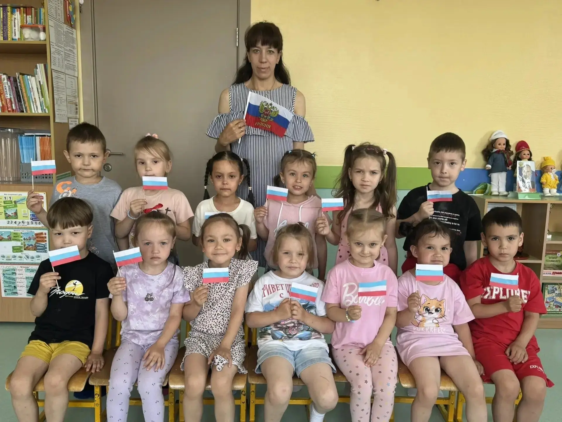 В преддверии праздника - Дня России, ребята из средней группы N2 сделали аппликацию "Флаг России". О