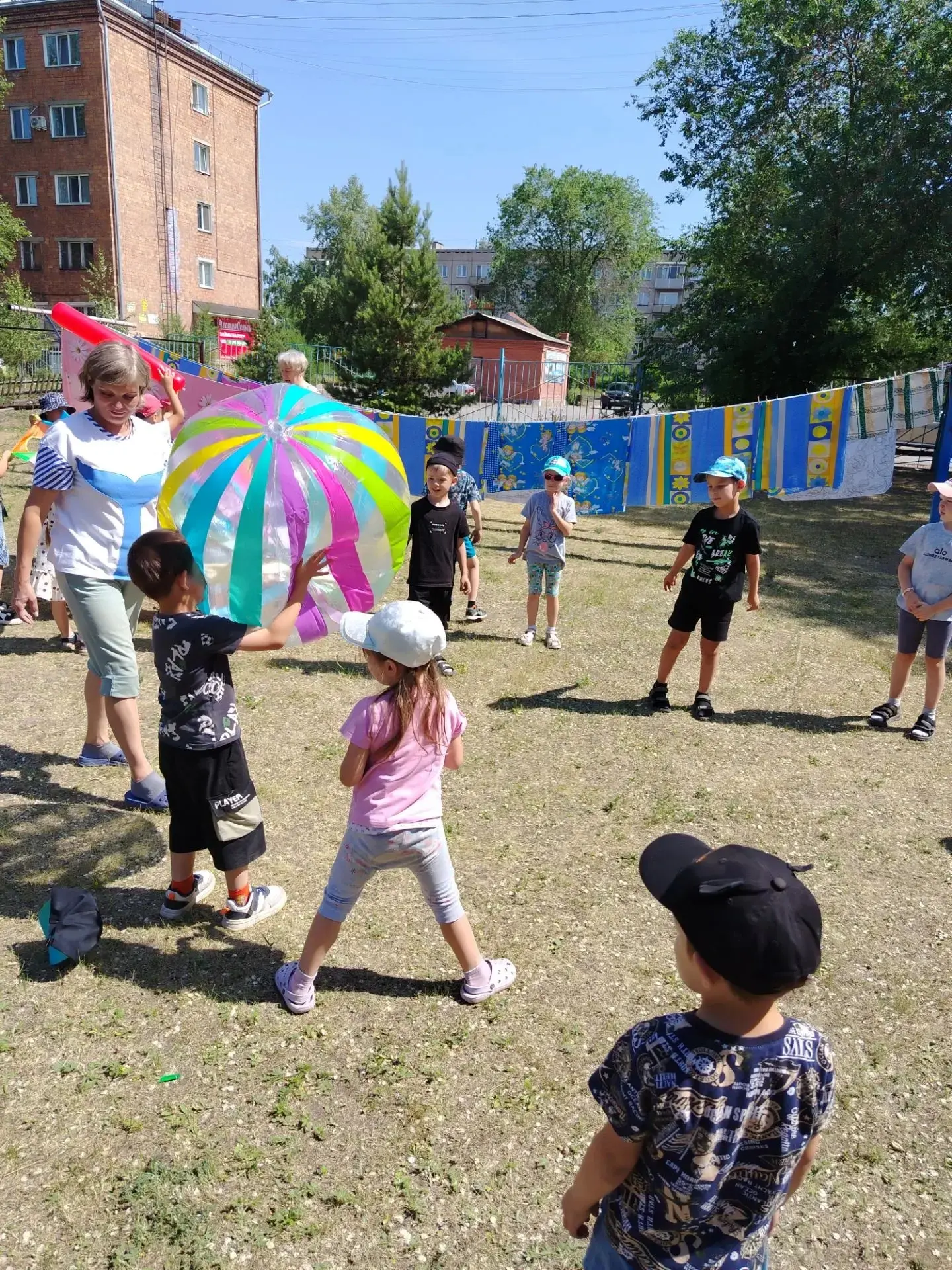 ☀️ Лето — время двигаться, смеяться и узнавать мир! ☀️

В нашем детском саду лето — это не только со