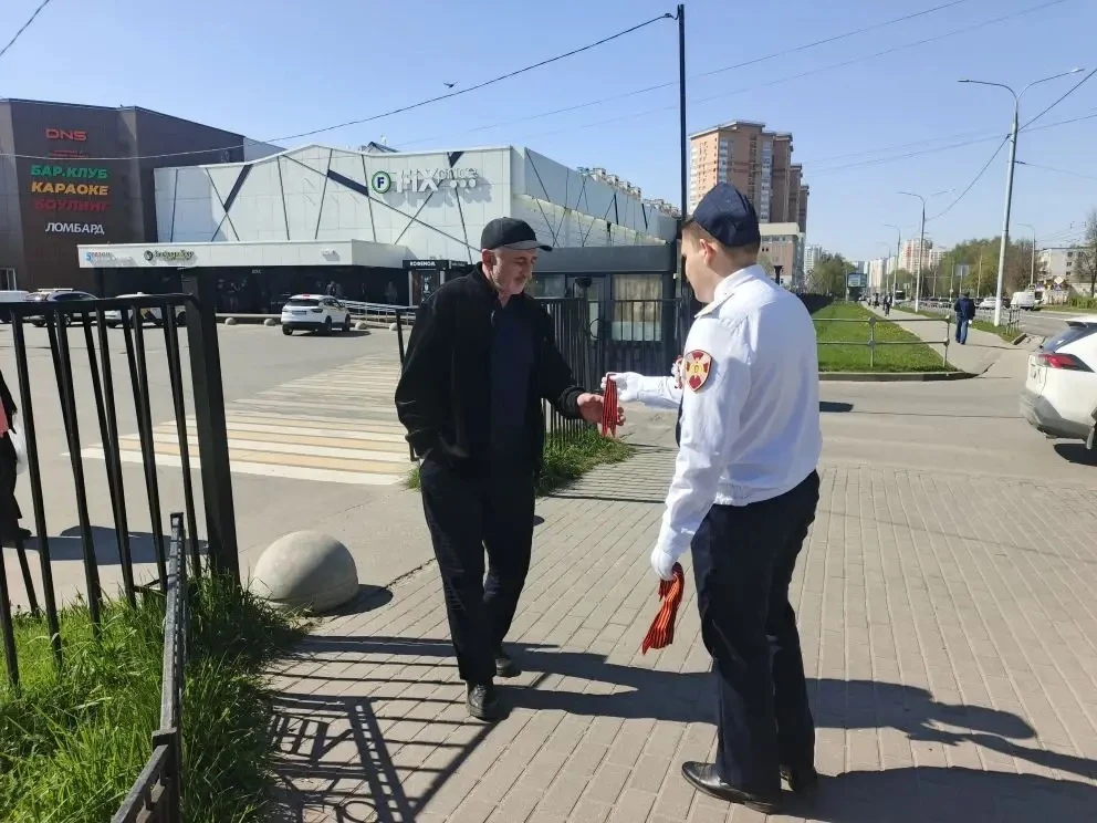 🪖 Кадеты школы №18 имени Подольских курсантов — вместе с Росгвардией в акции «Георгиевская лента»! 🪖