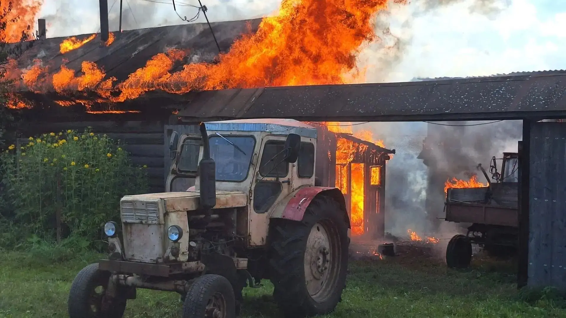 🔥 Глава округа первым бросился тушить пожар и помог спасти коров