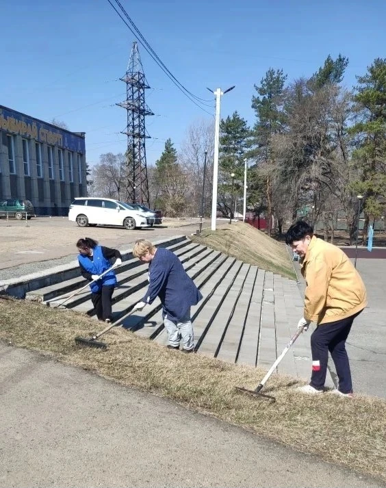 Двухмесячник по весенней уборке города продолжается  Вот так дружно вышел сегодня на уборку своей те