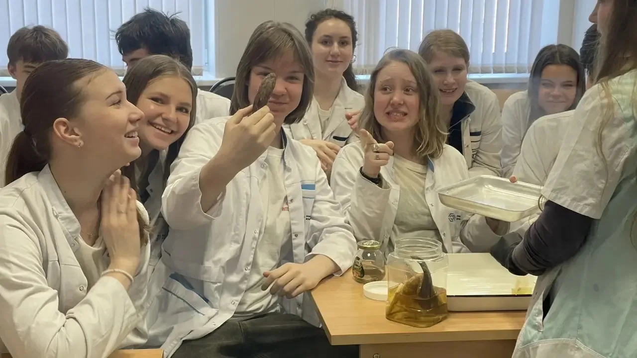 Увлекательные каникулы 🔥  👩‍⚕️ Наши юные врачи посетили лекции и мастер-классы в РОСБИОТЕХе  🔬 Ребят