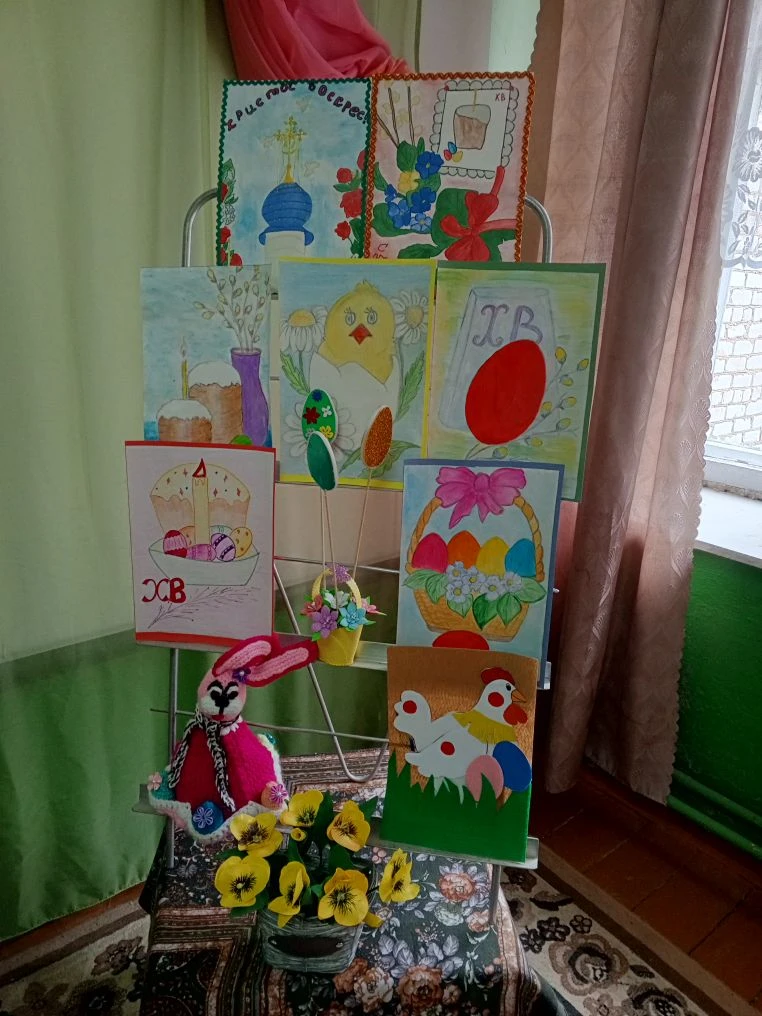 Выставка рисунков и поделок к светлому дню Пасхи организована силами наших детей и работников.