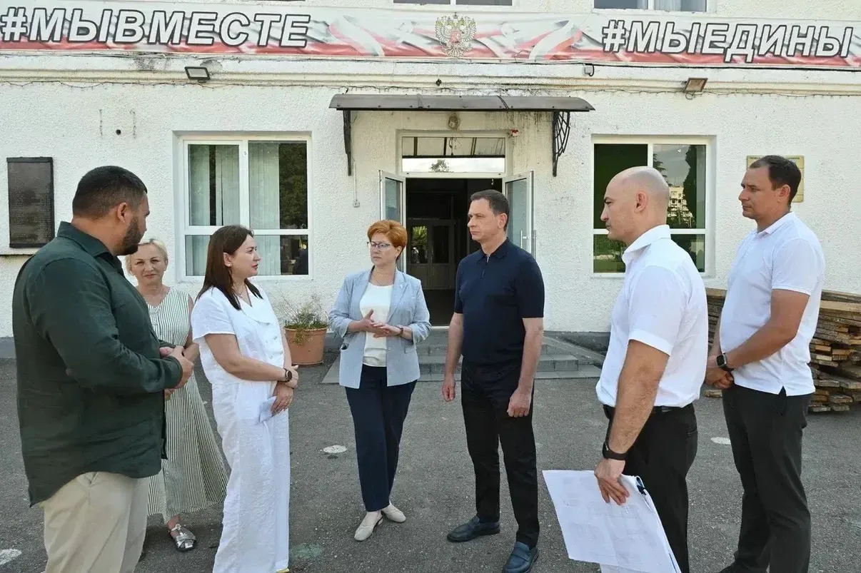 🏫 В рамках рабочего объезда Адлерского района ознакомился с ходом ремонта школы №49 на...