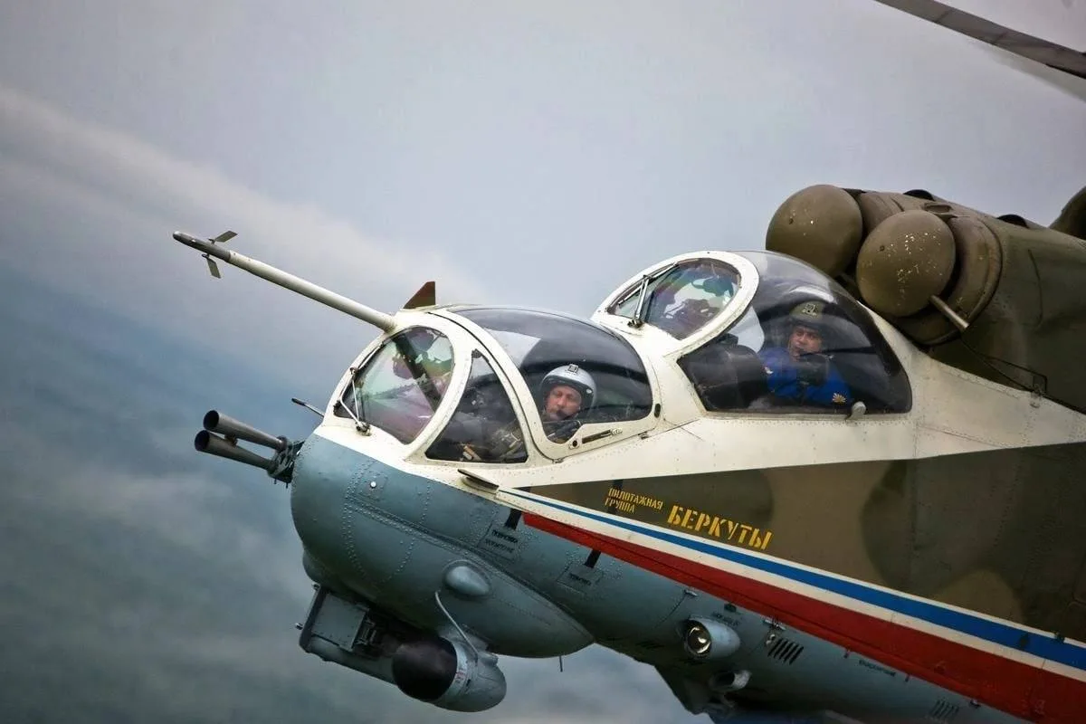 Пилотажная группа «Беркуты», еще на Ми-24. 🚁