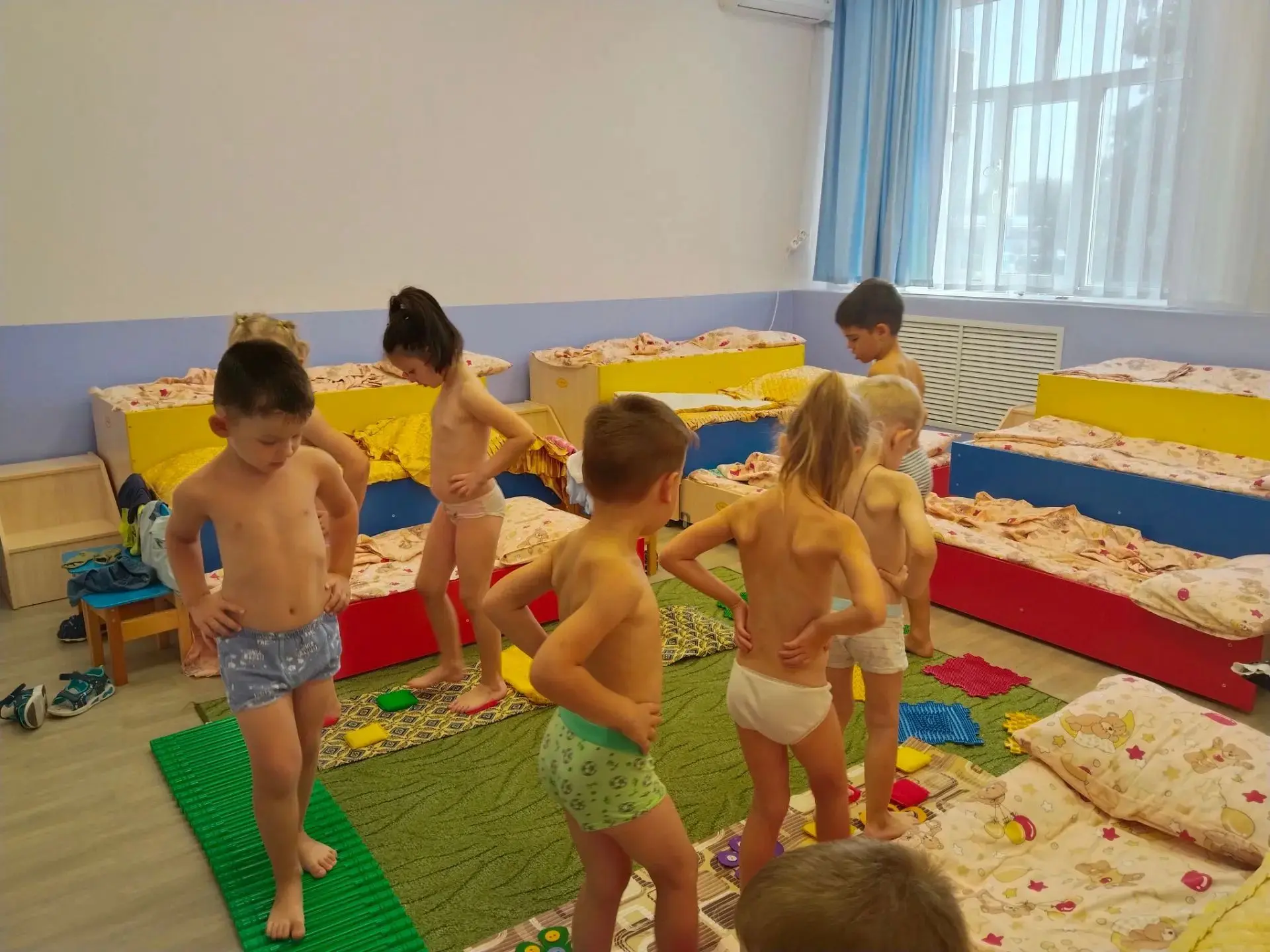Дорожка здоровья в средней группе 3. А теперь пойдём гулять наши ножки закалять. Мы по ...