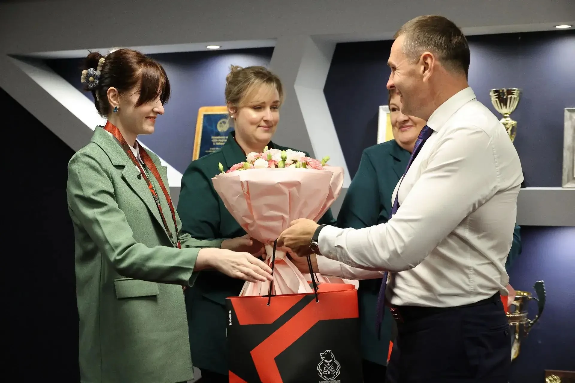 🎓 В Хабаровске на Кубке России по хоккею с мячом заметили педагогическую династию Коро...