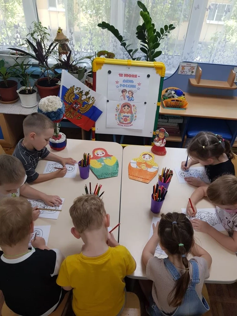 Нам праздники для радости даны,
Мы знаем их немало, самых разных,
Но день России, день родной страны