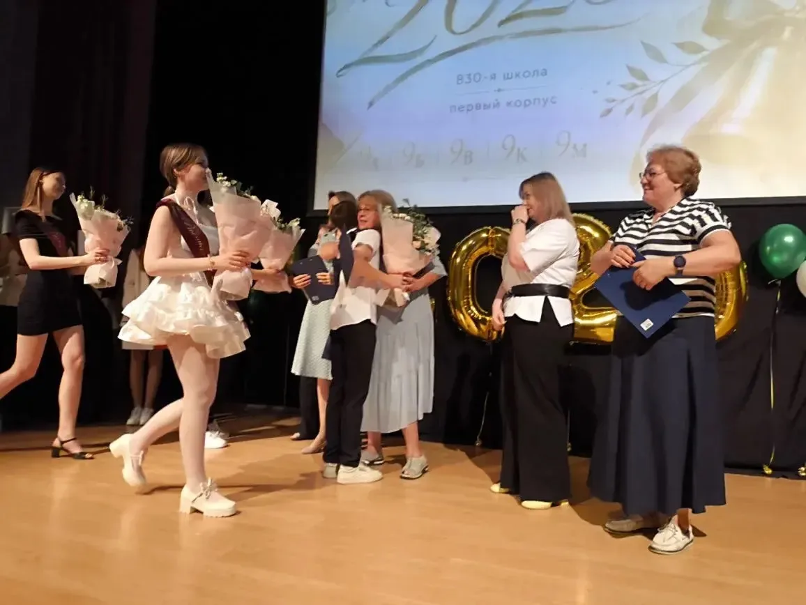 ПОСЛЕДНИЙ ЗВОНОК — ЗВЁЗДНЫЙ ЧАС НАШИХ ДЕВЯТИКЛАССНИКОВ! 🎓✨  Сегодня на Большой Набережной, 23 мы вст