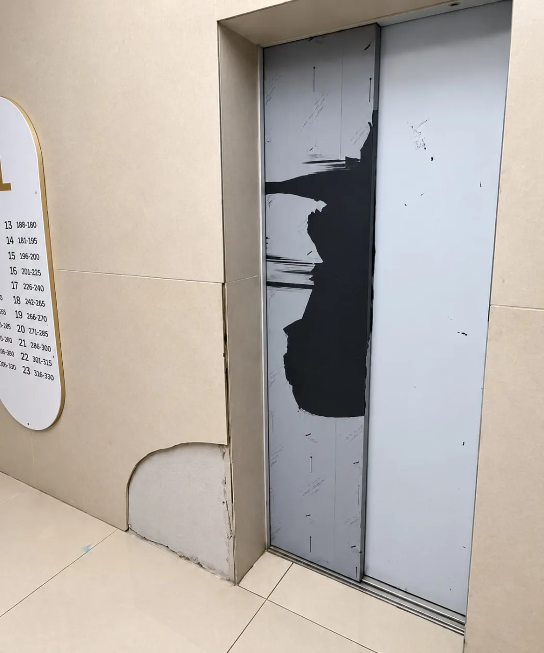Жители ЖК «Тропарёво Парк» делятся кадрами из подъездов и говорят, что это ещё «цветочк...