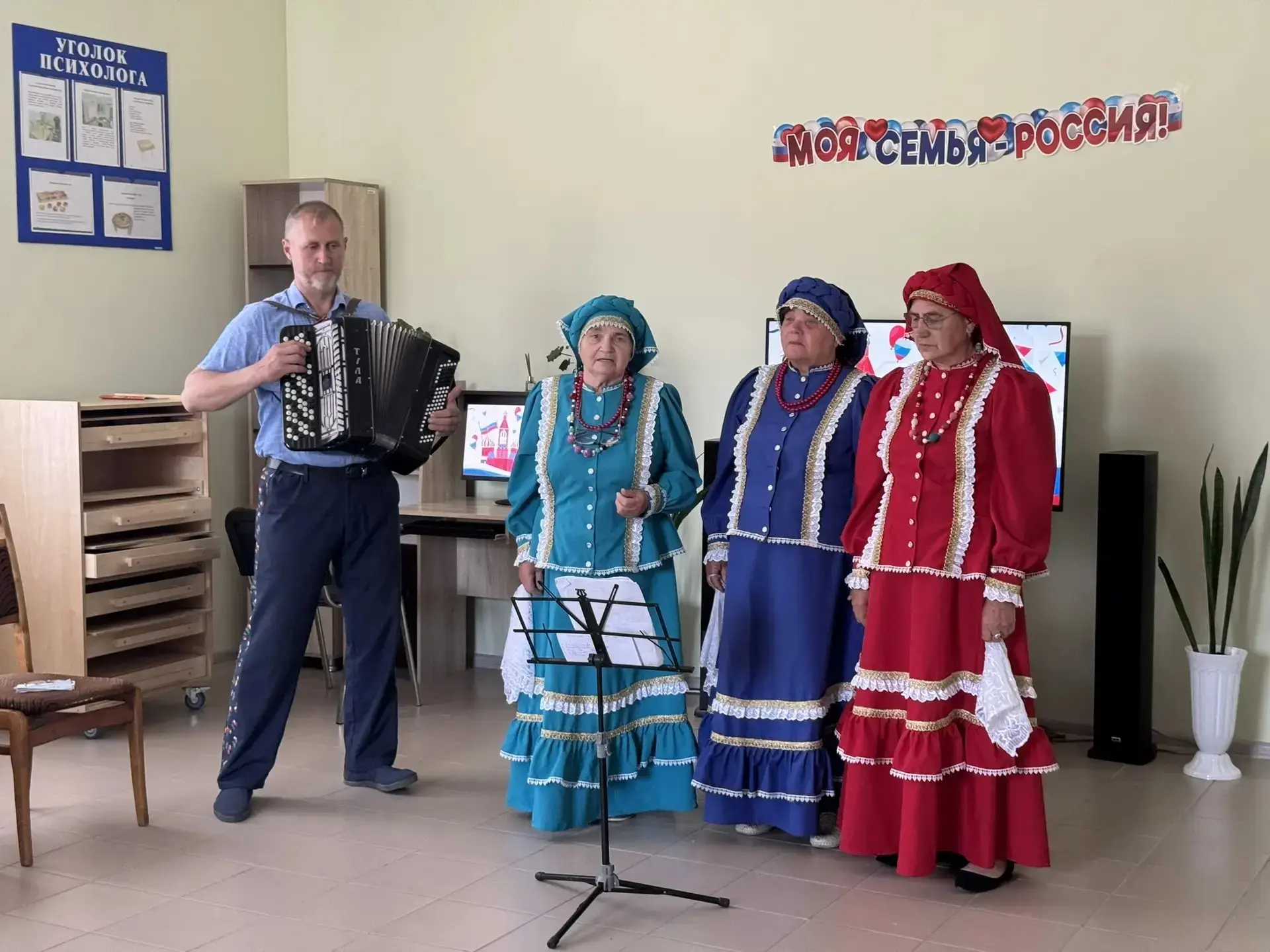 Подходит Праздник День России, в нашей стране!

Вокальная группа "Хуторянка" клуба хутора Крупско - 