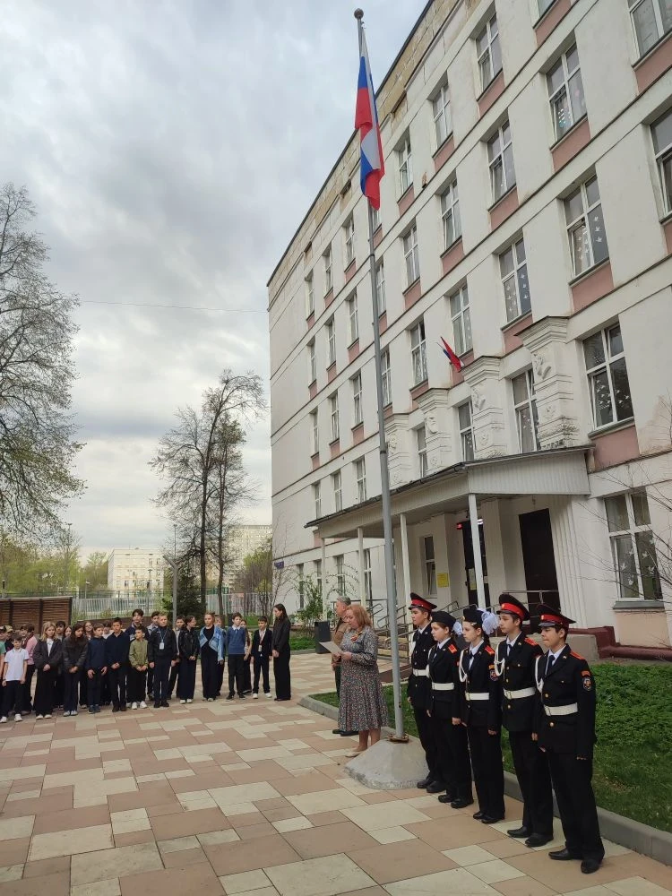 🇷🇺 Торжественное поднятие флага: новая учебная неделя началась