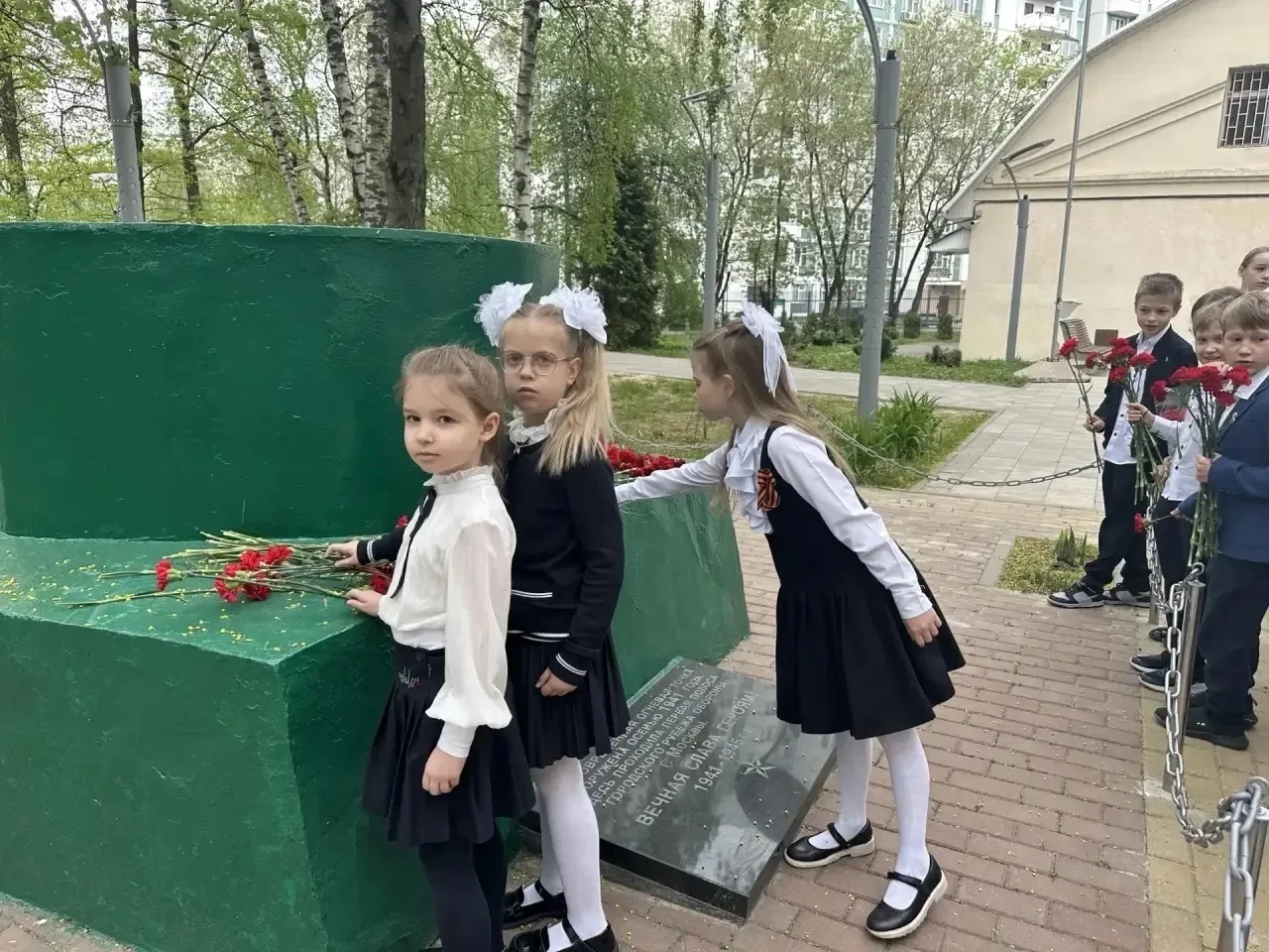 🕯️ 9 мая. День, который помнит каждое сердце.  📍Новаторов, 34к1  💫 8 мая в нашем корпусе прошли торж