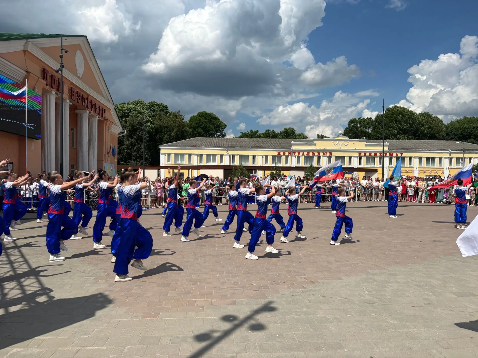 Городу Рославль 889 лет

Примите самые искренние поздравления с 889-летием древнего родного города. 