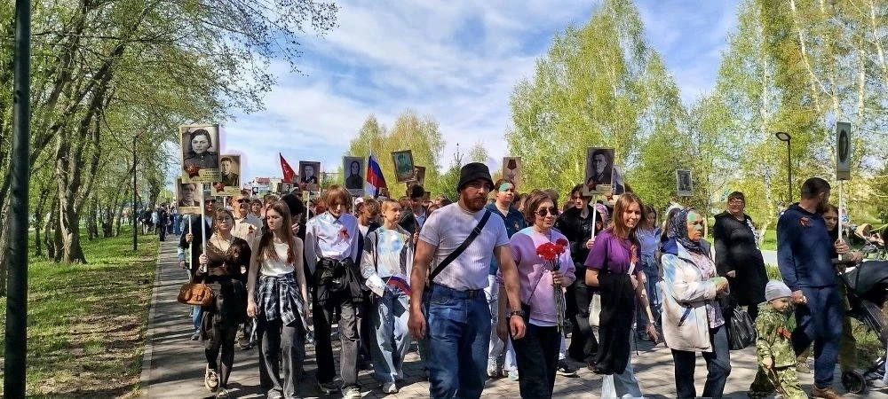 Сегодня прошла важная и трогательная акция — Бессмертный полк. 🇷🇺 Ученики, учителя и родители нашей 