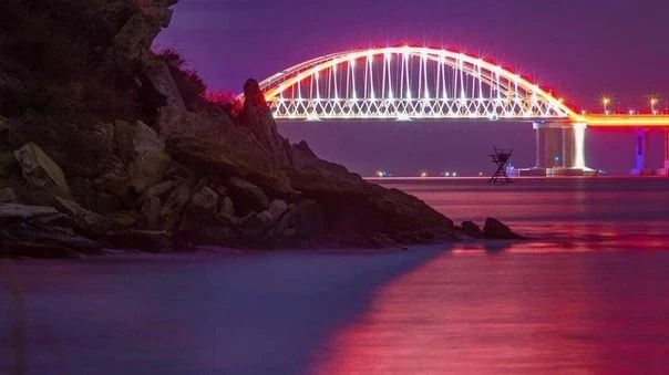 С обеих сторон Крымского моста затруднений в проезде к пунктам ручного досмотра нет.