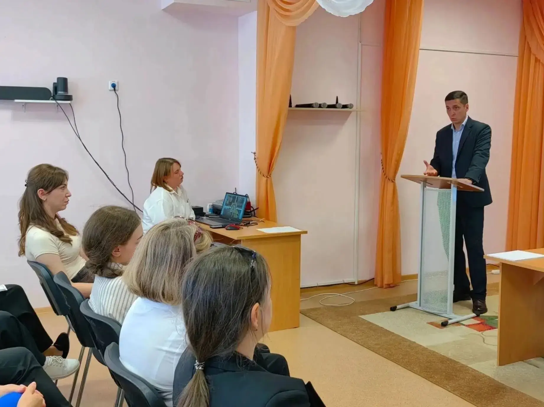 В рамках серии ознакомительных встреч с работниками образования Павел Евгеньевич Сайидов посетил наш