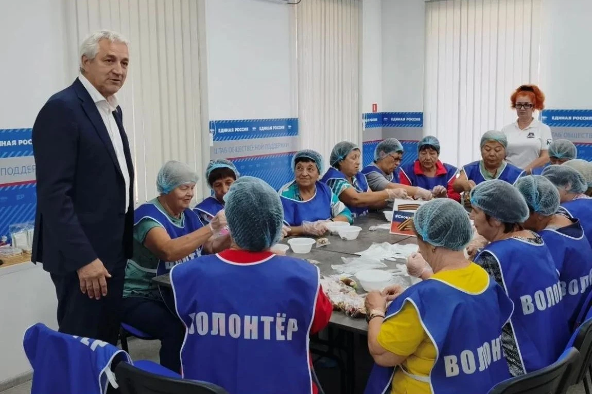 Леонид Огуль встретился с черноярскими волонтерами серебряного возраста