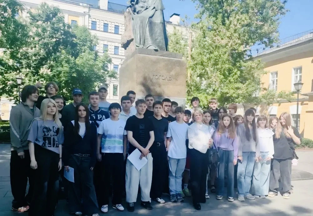 Учебный день в музее Н. В. Гоголя: экскурсия 8 «Ж» класса  🏛️ 19 мая 8 «Ж» класс вместе с классным р
