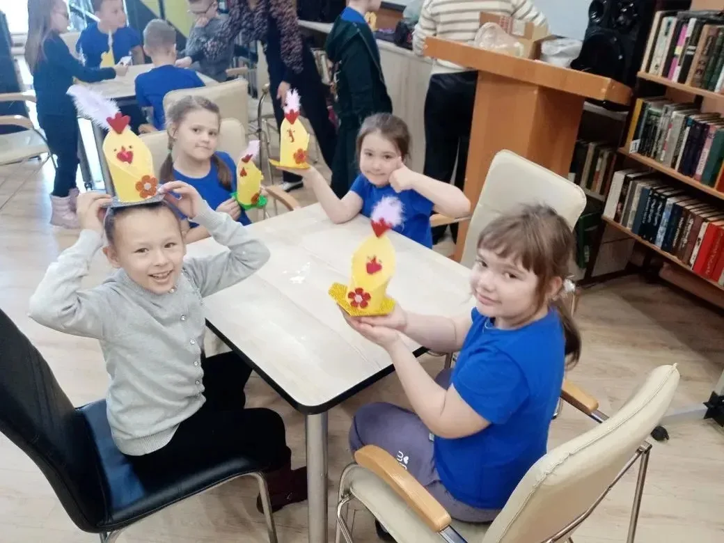Сегодня 1в класс посетил мастер-класс «Пасхальный цыпленок» 🐣 в Городской Центральной Библиотеке 📚 Р