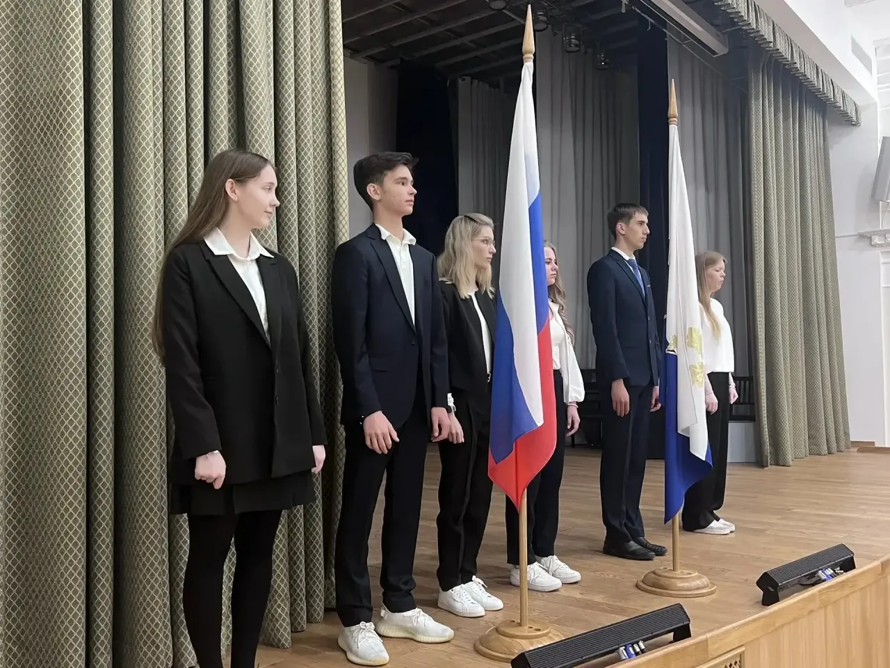 Наши еженедельные церемонии выноса государственного флага Российской Федерации и исполнения гимна по