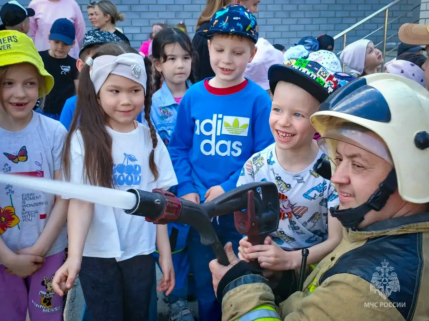 🚒Огнеборцы в гостях у малышей: праздник безопасности в детском саду № 119  Сотрудники 105-й пожарно-