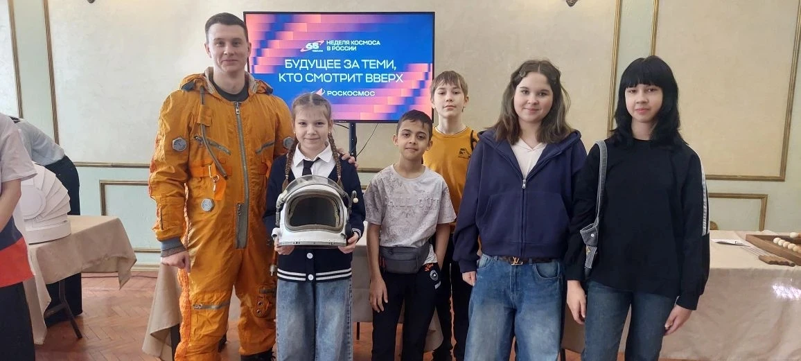 🚀 Будущее за теми, кто смотрит вверх!  В честь 65-летия первого полёта человека в космос и первой ро