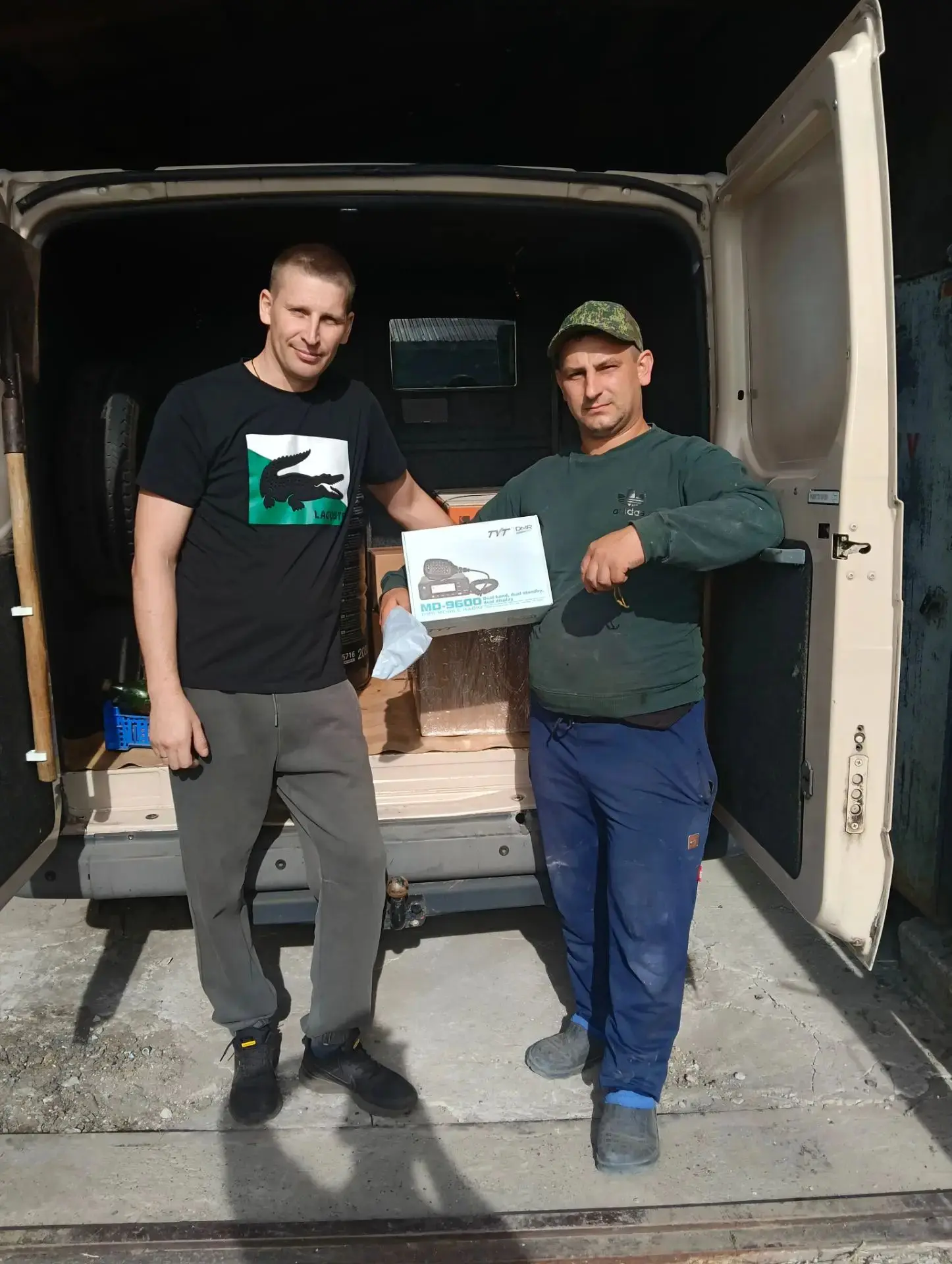 Сегодня  от нашей группы передали  гуманитарную помощь и автомобильную рацию штурмовика...