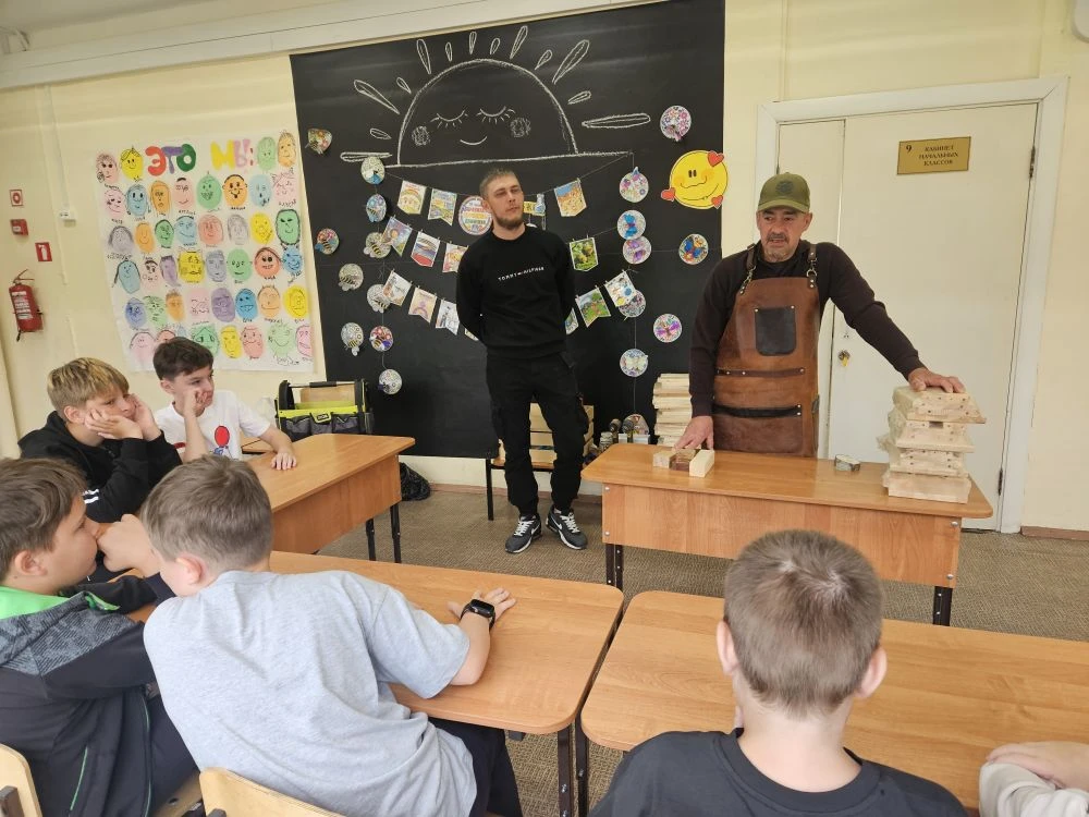 В "Солнечном" сегодня шумно - стук молотков, звук шуруповерта - все это  МК по созданию табурета в р
