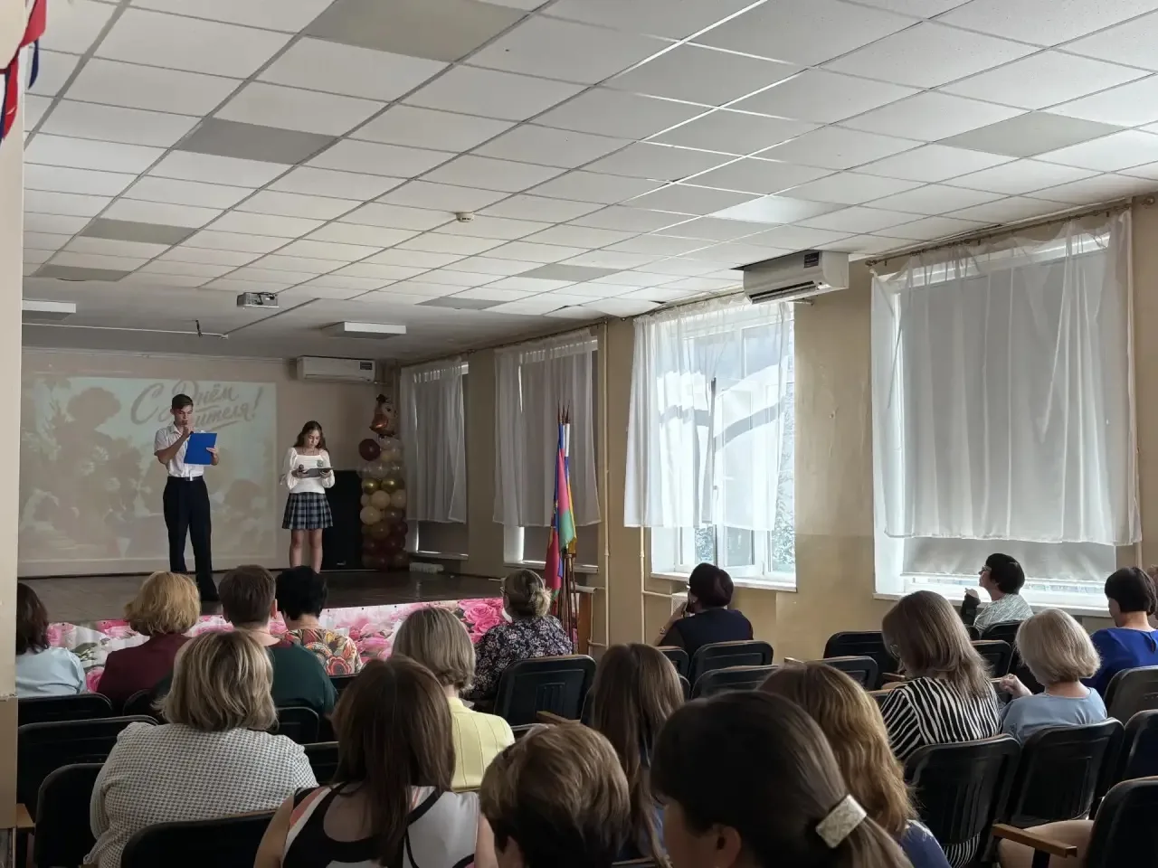 Праздничный концерт ко Дню учителя прошел в школе в теплой и торжественной атмосфере, с...