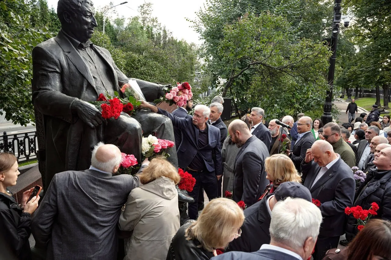 🌹 В Москве почтили память Расула Гамзатова