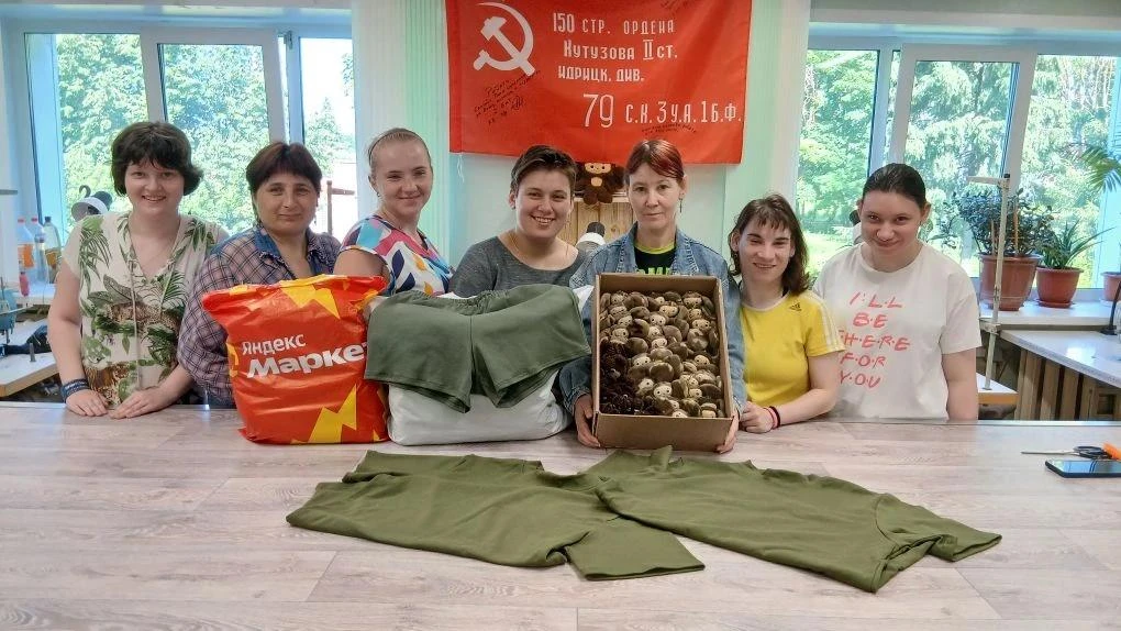 Заканчивается учебный год, и уходя на каникулы, отправляем нашу работу и милых "чебурашечек" нашим з