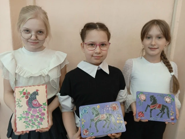 💫С начала учебного года в школе открыт кружок художественной направленности 🖌️"Роспись по дереву".  