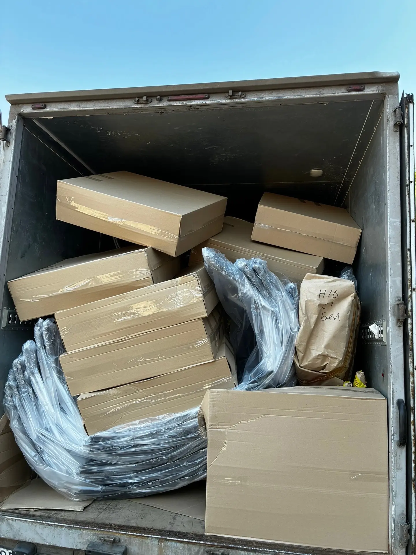 Сварились 🥵 но разгрузили 🫡💪и замотали Ваши посылки 📦 сегодня в режиме выходного дня ждём Вас и 