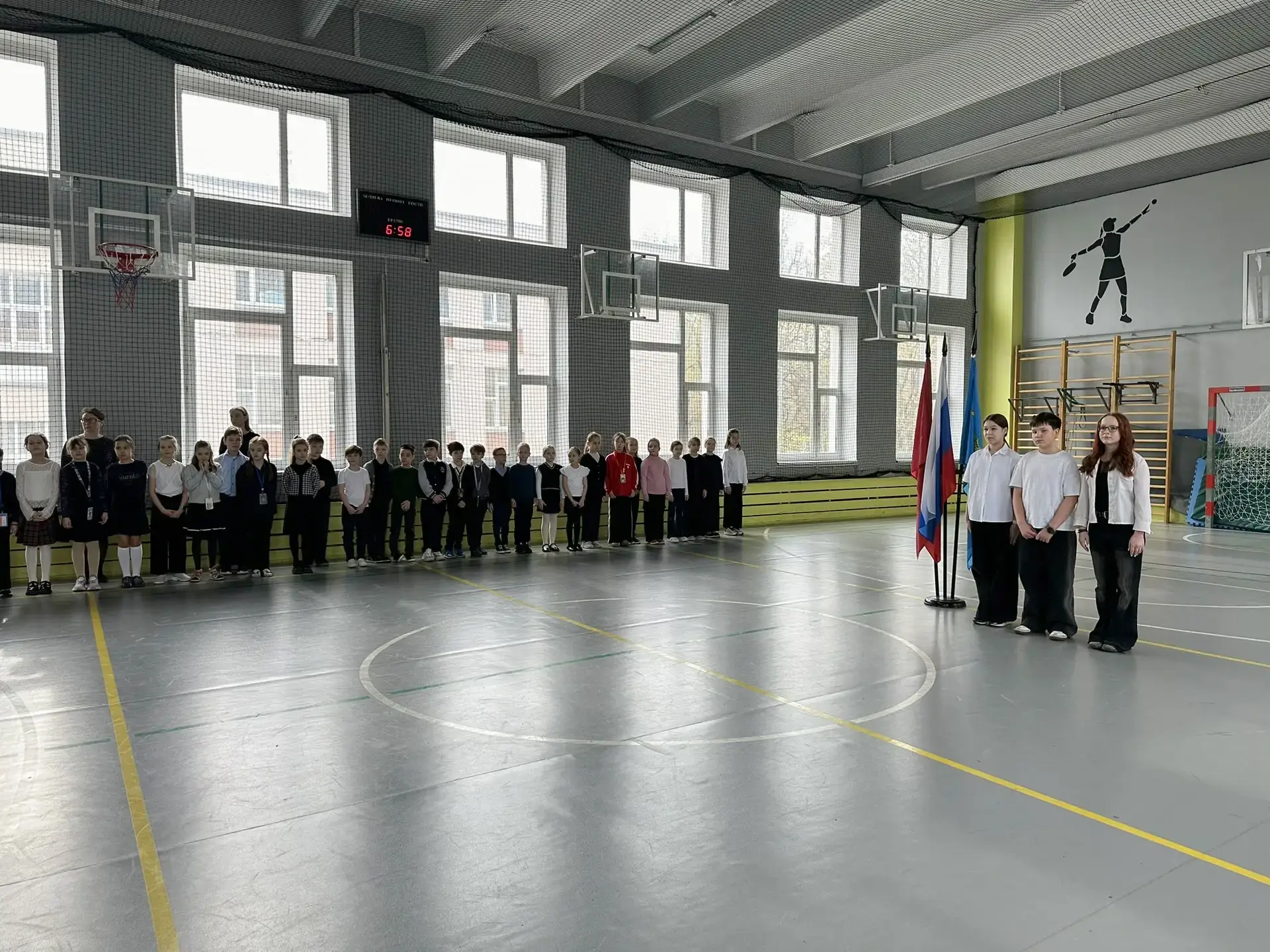 РАЗГОВОРЫ О ВАЖНОМ 🇷🇺  Новая учебная неделя началась с торжественной церемонии поднятия флага Россий
