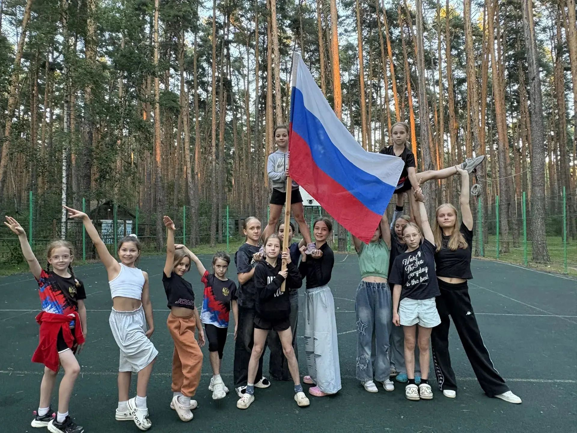 День Государственного флага в лагере — это отличный повод совместить отдых с патриотиче...