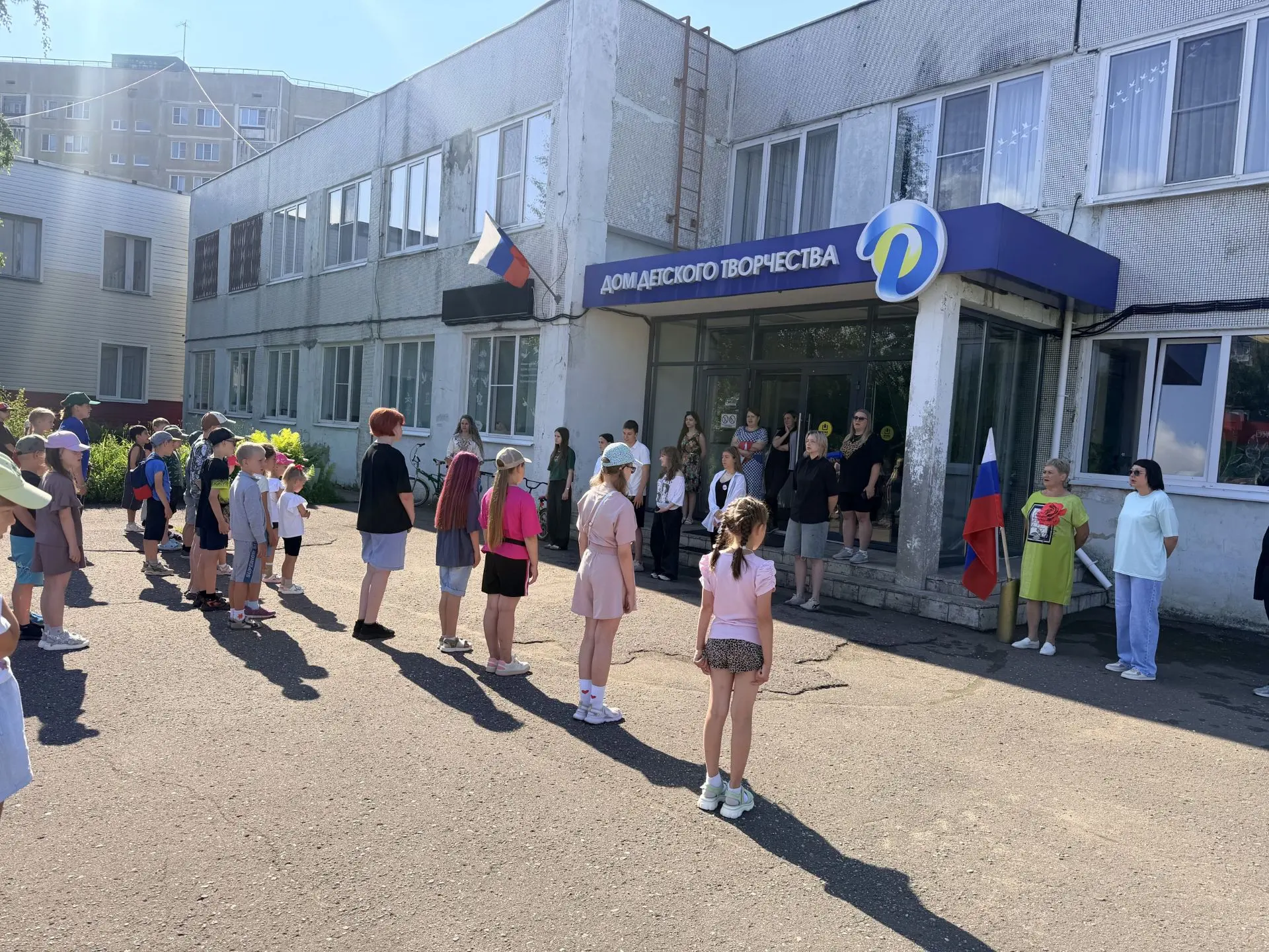 Первый день лагеря: торжественно, бодро и очень по‑взрослому

Лагерь с дневным пребыванием в Доме де