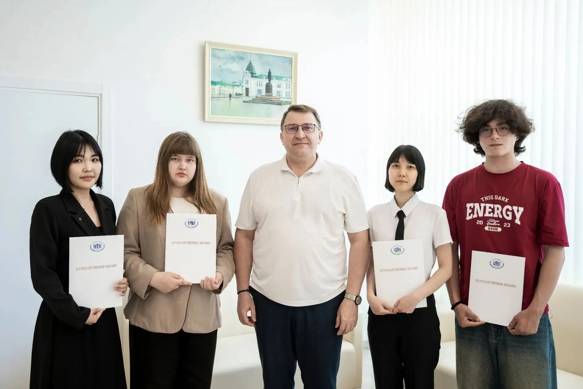 🤝 Отдел информационной политики ОмГУ получил благодарственные письма от депутата Государственной Ду